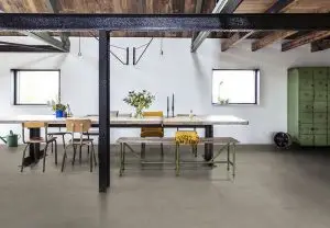 De eetkamer van een woning met een elegante pvc vloer