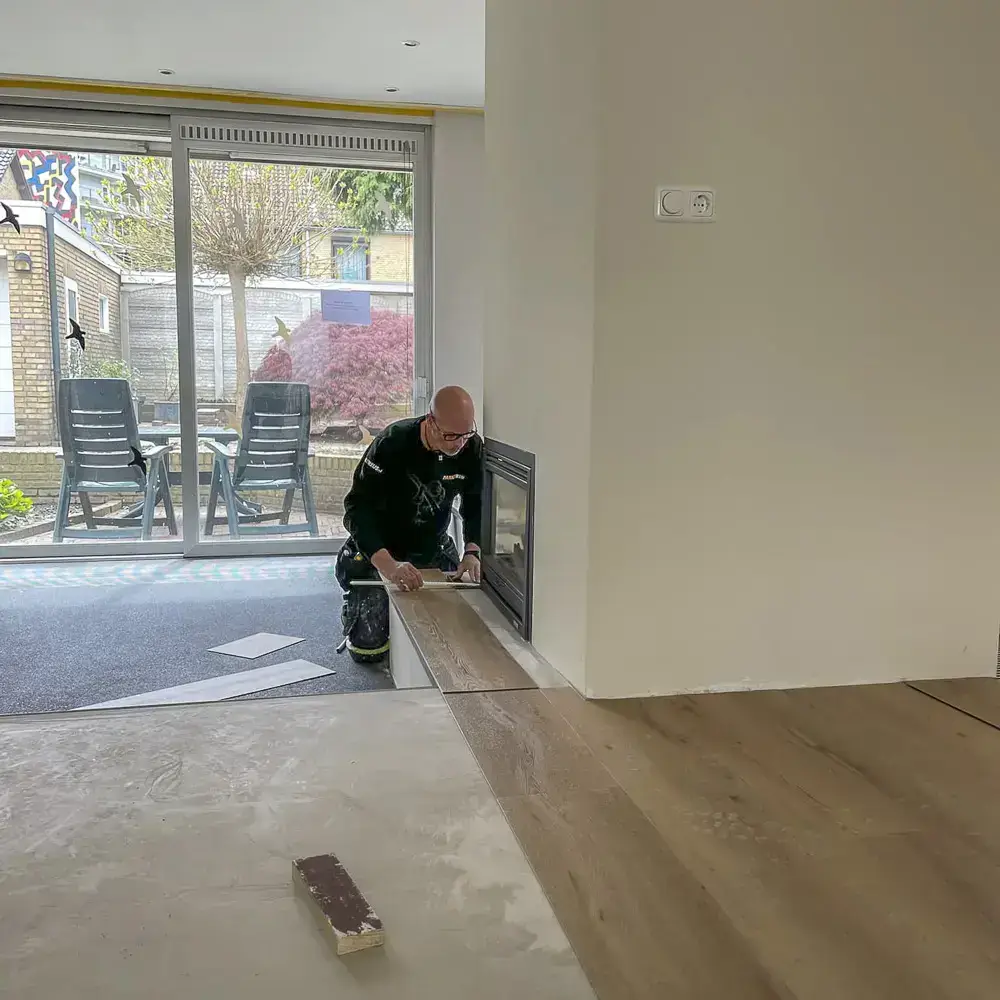 Monteur van Parketreus is bezig met het inmeten van vloerdelen